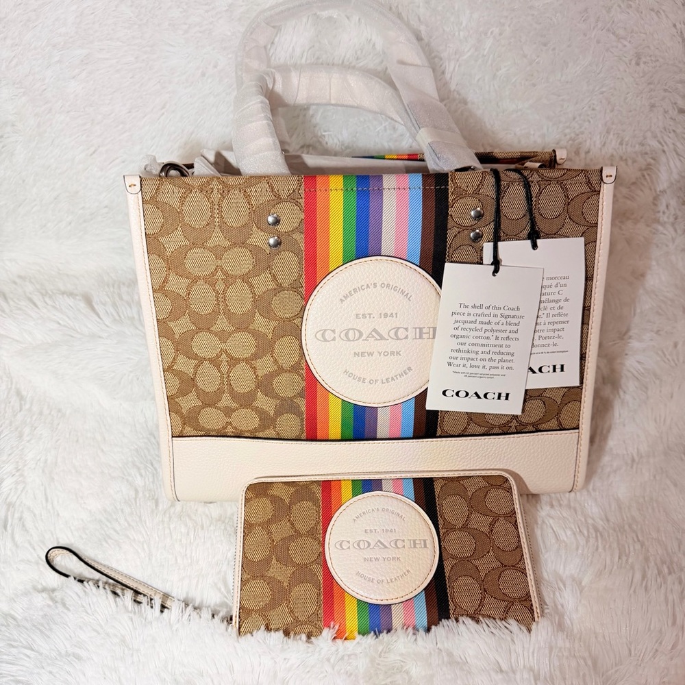 COACH DEMPSEY TOTE 22
IN SIGNATURE JACQUARD WITH RAINBOW STRIPE + LG WRISTLET